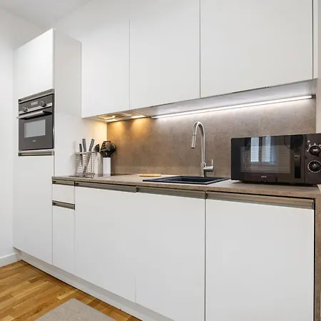 Renting - 5 Massena - Elegant Air-conditioned Cocoon Quiet Patio Massena