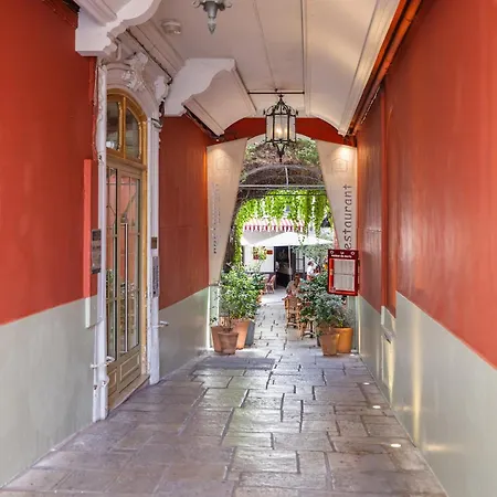Renting - 5 Massena - Elegant Air-conditioned Cocoon Quiet Patio Massena * Nice